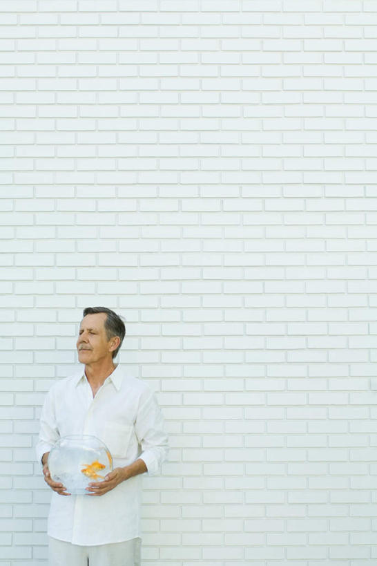 西方人,一个人,站,闭眼,竖图,室内,特写,白天,白色背景,正面,野生动物,欧洲,欧洲人,仅一个女性,仅一个人,两条,金鱼,鱼,墙,鱼缸,拿,拿着,墙壁,墙面,动物,站着,仅一个中年女性,金色,可爱,摄影,活泼,影棚,凶猛,女人,女性,中年女性,白种人,闭眼睛,闭着眼,闭着眼睛,半身,彩图,影棚拍摄,拍摄