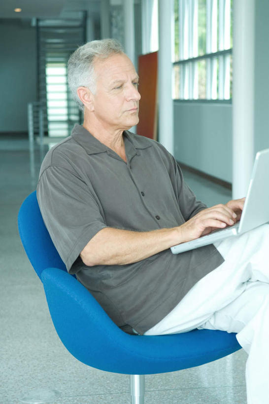 西方人,一个人,坐,竖图,室内,白天,正面,电脑,笔记本电脑,窗户,门,椅子,欧洲,欧洲人,仅一个男性,仅一个人,敲打,网络,瓷砖,地砖,地面,注视,输入,通讯设备,玻璃窗,门框,打字,观察,看,仅一个老年男性,观看,点击,一台,敲击,察看,无线,关注,通信设备,无线网络,无线上网,便携式电脑,按键,手提电脑,老年男性,男人,男性,白种人,坐着,半身,彩图