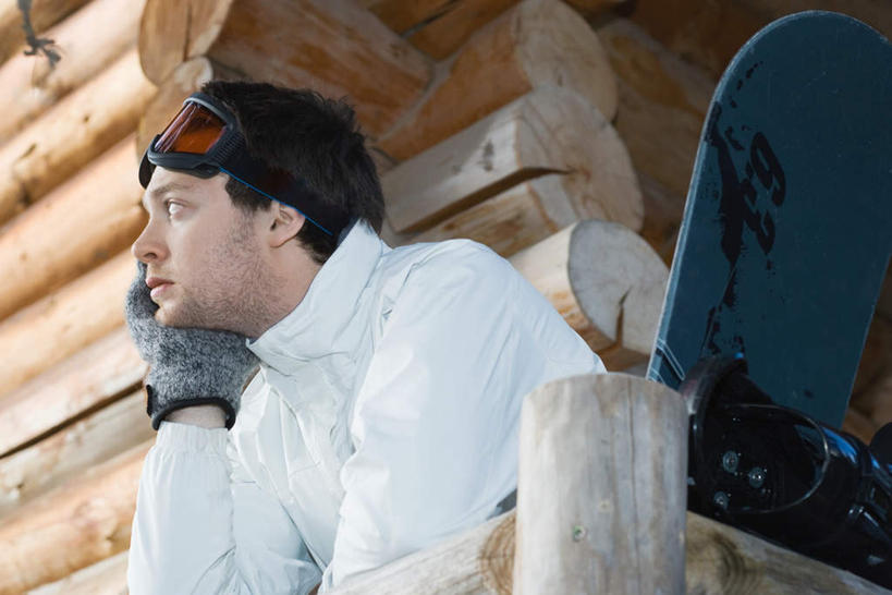 西方人,一个人,栏杆,站,横图,室内,白天,仰视,安全,植物,欧洲,欧洲人,仅一个男性,仅一个人,撑,阴影,服装,装饰,反射,眼镜,影子,墙,屋檐,围栏,走廊,防护,注视,护栏,檐,墙壁,墙面,树,树木,仅一个年轻男性,衣服,绿色,自然,手套,站着,温暖,服饰,生长,成长,羽绒服,保暖,护目镜,保护,华丽,滑雪板,点缀,撑着,御寒,保险,保全,周全,安稳,安定,衬托,美观,雅致,雅观,安全防护眼镜,风镜,冬装,平安,男人,男性,年轻男性,白种人,半身,彩图,低角度拍摄,防护眼镜