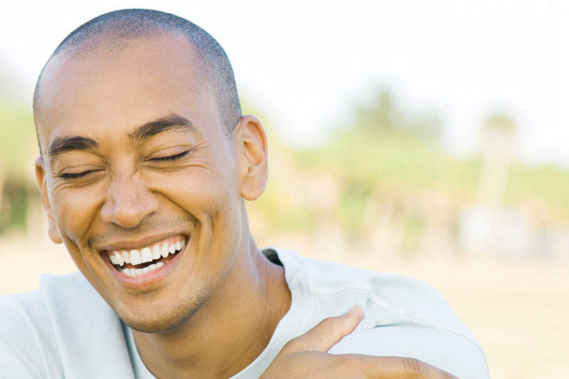 西方人,脸,头,脸颊,一个人,闭眼,笑,微笑,露齿笑,横图,室外,特写,白天,正面,欧洲,欧洲人,仅一个男性,仅一个人,服装,朦胧,模糊,休闲装,仅一个年轻男性,衣服,休闲,休闲服,服饰,愉悦,男人,男性,年轻男性,白种人,头部,脸部,脸蛋,面部,闭眼睛,闭着眼,闭着眼睛,半身,彩图