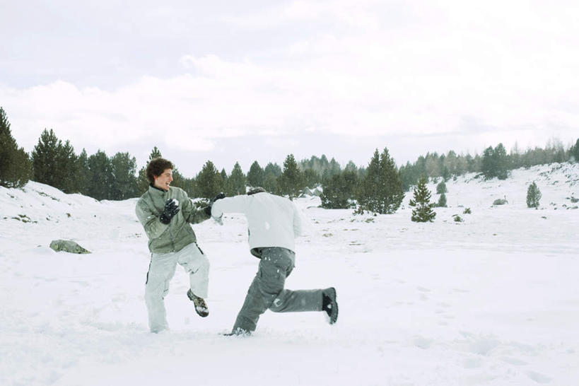 西方人,背部,两个人,伙伴,朋友,站,笑,微笑,露齿笑,横图,室外,白天,正面,游戏,友谊,树林,雪,植物,大雪,欧洲,欧洲人,服装,装饰,积雪,雪景,冬天,玩,娱乐,树,树木,衣服,绿色,天空,自然,手套,天,站着,休闲,温暖,服饰,生长,成长,羽绒服,保暖,华丽,点缀,御寒,衬托,美观,雅致,雅观,冬装,友情,男人,男性,年轻男性,白种人,玩耍,嬉戏,彩图,全身