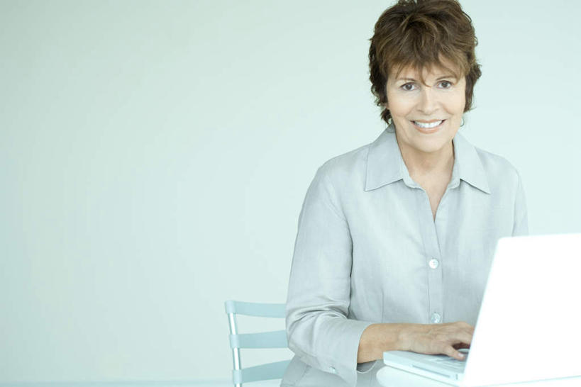 西方人,一个人,商务人士,商务女性,坐,笑,微笑,露齿笑,横图,室内,白天,白色背景,正面,电脑,笔记本电脑,椅子,欧洲,欧洲人,仅一个年轻女性,仅一个女性,仅一个人,敲打,套装,网络,墙,注视,输入,通讯设备,墙壁,墙面,打字,观察,看,摄影,影棚,观看,点击,一台,敲击,察看,无线,关注,通信设备,商务装,无线网络,无线上网,便携式电脑,工薪阶层,按键,手提电脑,年轻女性,女人,女性,白种人,白领,上班族,坐着,半身,彩图,影棚拍摄,拍摄