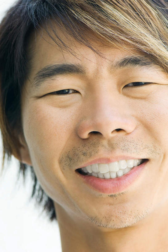 西方人,脸,头,脸颊,一个人,笑,微笑,露齿笑,竖图,室内,特写,白天,白色背景,正面,欧洲,欧洲人,仅一个男性,仅一个人,仅一个年轻男性,摄影,影棚,男人,男性,年轻男性,白种人,头部,脸部,脸蛋,面部,半身,彩图,影棚拍摄,拍摄