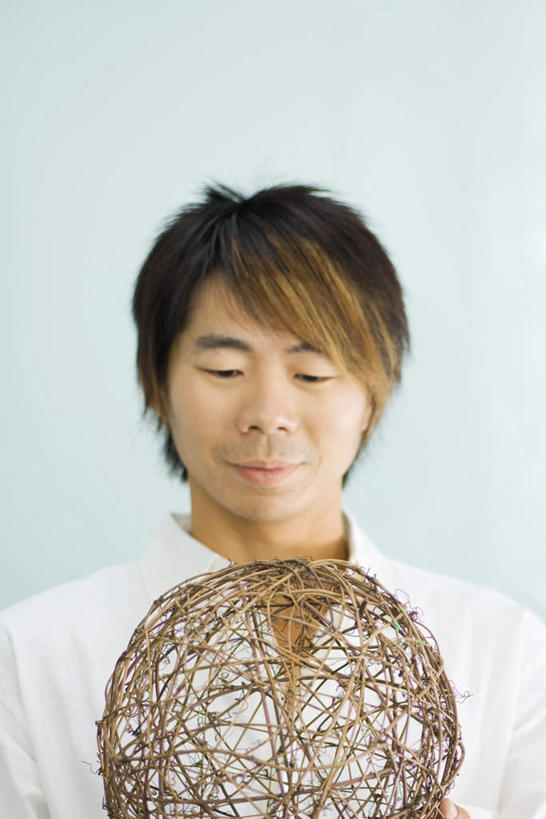 西方人,一个人,站,捧,笑,微笑,竖图,室内,白天,白色背景,正面,欧洲,欧洲人,仅一个男性,仅一个人,服装,注视,休闲装,球,仅一个年轻男性,一个,衣服,站着,休闲,休闲服,摄影,服饰,影棚,单个,男人,男性,年轻男性,白种人,捧着,半身,彩图,影棚拍摄,拍摄