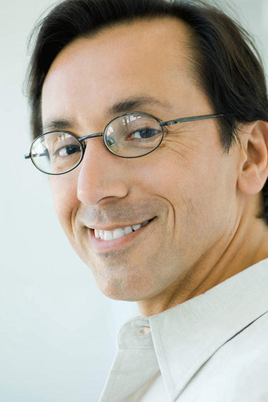 西方人,脸,头,脸颊,一个人,站,笑,微笑,露齿笑,竖图,室内,白天,白色背景,正面,欧洲,欧洲人,仅一个男性,仅一个人,眼镜,仅一个年轻男性,站着,摄影,影棚,近视眼镜,男人,男性,年轻男性,白种人,头部,脸部,脸蛋,面部,半身,彩图,影棚拍摄,拍摄