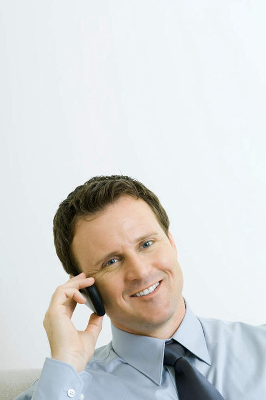 西方人,一个人,商务人士,商务男性,坐,笑,打电话,微笑,露齿笑,竖图,室内,白天,白色背景,正面,衬衫,电话,手机,欧洲,欧洲人,仅一个男性,仅一个人,套装,墙,拿,听,拿着,注视,通讯设备,墙壁,墙面,仅一个年轻男性,观察,看,摄影,影棚,观看,察看,关注,商务装,工薪阶层,一部,交流,男人,男性,年轻男性,白种人,白领,上班族,沟通,通话,坐着,半身,彩图,影棚拍摄,衬衣,拍摄