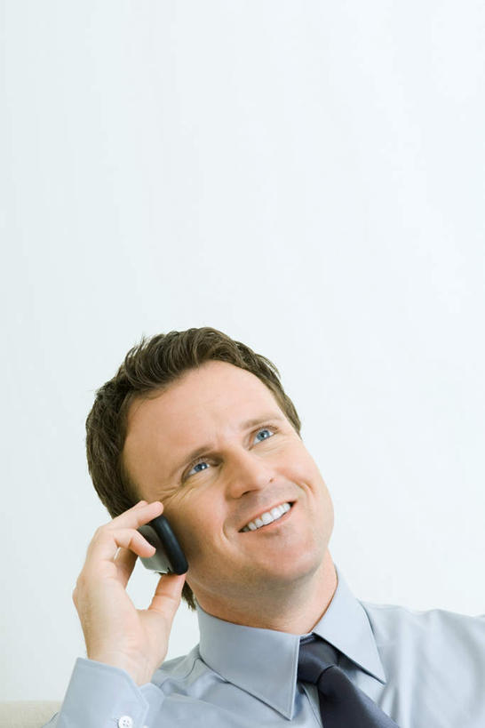 西方人,一个人,商务人士,商务男性,坐,打电话,竖图,室内,白天,白色背景,正面,衬衫,电话,手机,欧洲,欧洲人,仅一个男性,仅一个人,套装,墙,拿,听,拿着,注视,通讯设备,墙壁,墙面,仅一个年轻男性,看,摄影,影棚,关注,商务装,工薪阶层,一部,交流,男人,男性,年轻男性,白种人,白领,上班族,沟通,抬头,通话,仰头,坐着,半身,彩图,影棚拍摄,衬衣,拍摄