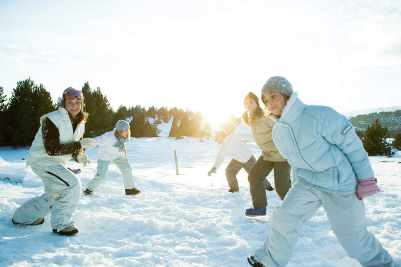 西方人,伙伴,朋友,站,笑,微笑,露齿笑,横图,室外,白天,正面,游戏,友谊,雪,植物,大雪,欧洲,欧洲人,五个人,阴影,服装,光线,影子,积雪,雪景,冬天,玩,注视,娱乐,树,树木,衣服,绿色,阳光,自然,观察,看,站着,休闲,温暖,服饰,生长,成长,观看,羽绒服,保暖,察看,御寒,关注,冬装,友情,男人,男性,年轻男性,年轻女性,女人,女性,白种人,玩耍,嬉戏,站立,彩图,全身