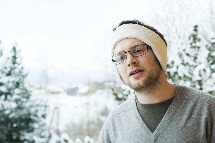 西方人,一个人,站,笑,微笑,露齿笑,横图,室外,白天,正面,雪,植物,大雪,欧洲,欧洲人,仅一个男性,仅一个人,服装,头巾,眼镜,积雪,雪景,冬天,注视,树,树木,仅一个年轻男性,衣服,蓝色,绿色,蓝天,天空,自然,天,观察,看,站着,温暖,服饰,生长,成长,观看,羽绒服,保暖,察看,御寒,关注,近视眼镜,冬装,男人,男性,年轻男性,白种人,站立,半身,彩图