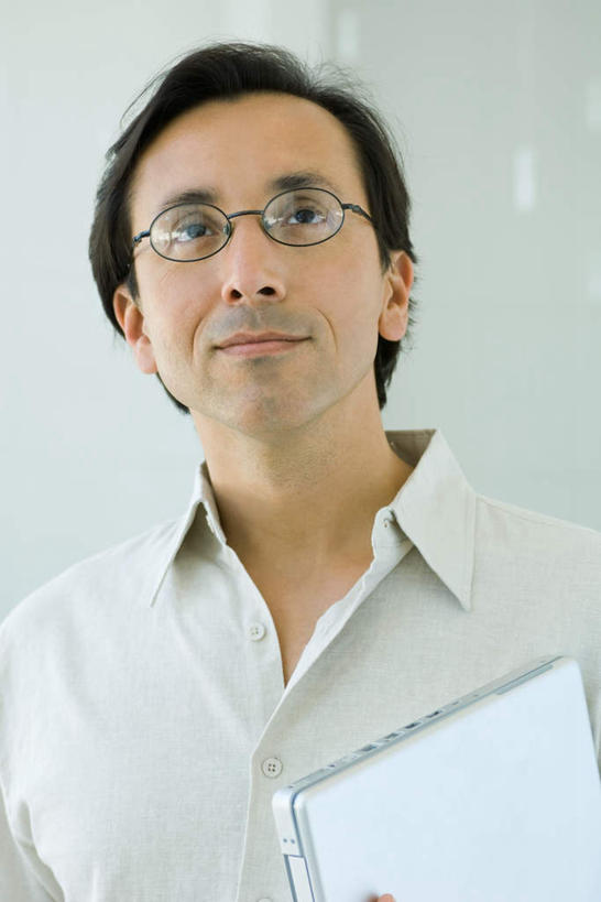 西方人,一个人,商务人士,商务男性,站,笑,微笑,竖图,室内,白天,白色背景,正面,衬衫,欧洲,欧洲人,仅一个男性,仅一个人,套装,材料,档案,文件,眼镜,拿,拿着,仅一个年轻男性,资料,站着,摄影,影棚,文档,商务装,近视眼镜,工薪阶层,男人,男性,年轻男性,白种人,白领,上班族,半身,彩图,影棚拍摄,衬衣,拍摄