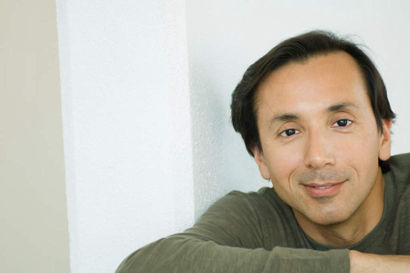 西方人,一个人,笑,微笑,横图,室内,特写,白天,白色背景,正面,欧洲,欧洲人,仅一个男性,仅一个人,阴影,服装,影子,墙,注视,休闲装,墙壁,墙面,仅一个年轻男性,衣服,观察,看,趴着,休闲,休闲服,摄影,服饰,影棚,观看,察看,关注,男人,男性,年轻男性,白种人,趴,半身,彩图,影棚拍摄,拍摄