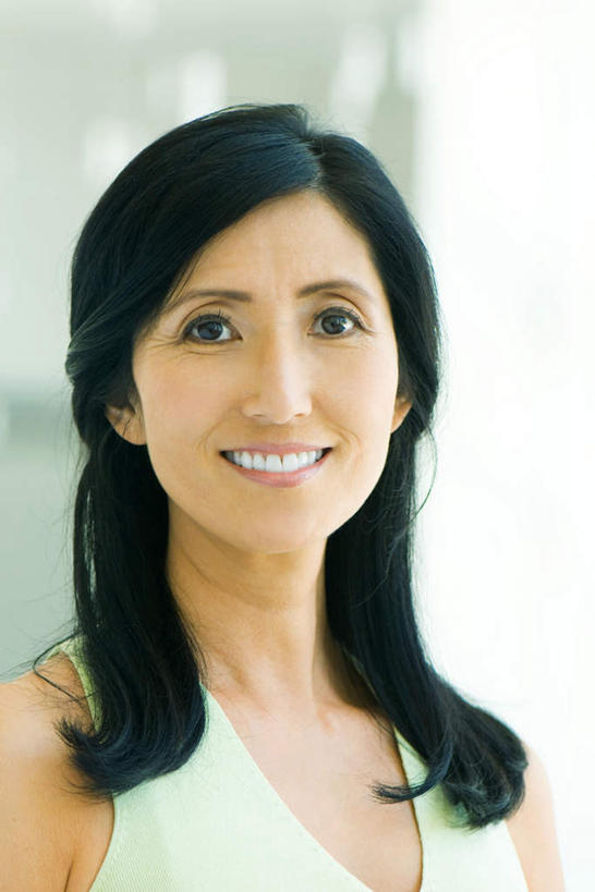 西方人,脸,头,脸颊,一个人,站,笑,微笑,露齿笑,竖图,室内,特写,白天,白色背景,正面,欧洲,欧洲人,仅一个年轻女性,仅一个女性,仅一个人,注视,观察,看,站着,摄影,影棚,观看,察看,关注,年轻女性,女人,女性,白种人,头部,脸部,脸蛋,面部,站立,半身,彩图,影棚拍摄,拍摄