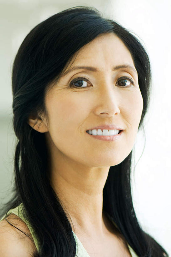 西方人,脸,头,脸颊,一个人,站,笑,微笑,露齿笑,竖图,室内,特写,白天,白色背景,正面,欧洲,欧洲人,仅一个年轻女性,仅一个女性,仅一个人,注视,站着,摄影,影棚,年轻女性,女人,女性,白种人,头部,脸部,脸蛋,面部,半身,彩图,影棚拍摄,拍摄