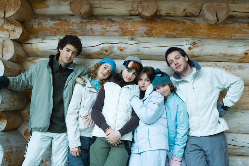 西方人,伙伴,朋友,站,笑,微笑,露齿笑,横图,室外,白天,正面,友谊,安全,欧洲,欧洲人,一排,服装,整齐,装饰,眼镜,墙,屋檐,防护,许多人,注视,檐,墙壁,墙面,排列,衣服,手套,围巾,观察,看,靠,弯,站着,温暖,服饰,观看,羽绒服,保暖,护目镜,保护,华丽,点缀,察看,御寒,队列,关注,保险,保全,周全,安稳,安定,衬托,美观,雅致,雅观,安全防护眼镜,风镜,冬装,平安,友情,男人,男性,年轻男性,年轻女性,女人,女性,白种人,站立,半身,彩图,防护眼镜