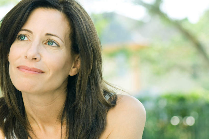 西方人,脸,头,脸颊,一个人,笑,微笑,横图,室外,特写,白天,正面,植物,欧洲,欧洲人,仅一个年轻女性,仅一个女性,仅一个人,朦胧,模糊,注视,树,树木,绿色,自然,生长,成长,年轻女性,女人,女性,白种人,头部,脸部,脸蛋,面部,抬头,仰头,半身,彩图