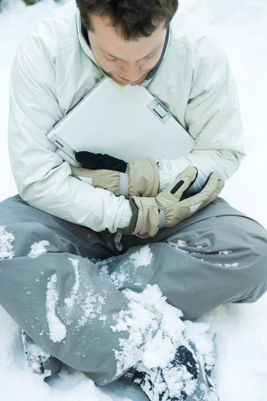 西方人,一个人,坐,捧,双手交叉,竖图,俯视,室外,白天,电脑,笔记本电脑,欧洲,欧洲人,仅一个男性,仅一个人,服装,网络,注视,通讯设备,仅一个年轻男性,衣服,蓝天,天空,天,低头,观察,看,温暖,服饰,观看,羽绒服,保暖,一台,察看,无线,双手抱胸,御寒,关注,通信设备,无线网络,无线上网,便携式电脑,冬装,手提电脑,男人,男性,年轻男性,白种人,捧着,手捧,坐着,半身,彩图,高角度拍摄