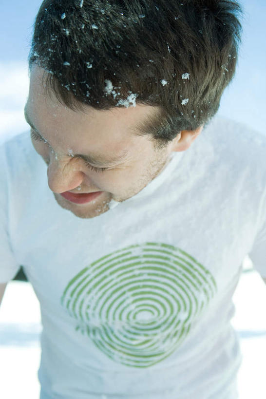 西方人,一个人,站,闭眼,笑,微笑,露齿笑,竖图,俯视,室外,白天,雪,大雪,欧洲,欧洲人,仅一个男性,仅一个人,服装,积雪,雪景,冬天,休闲装,仅一个年轻男性,衣服,蓝天,天空,天,低头,站着,休闲,休闲服,服饰,男人,男性,年轻男性,白种人,闭眼睛,闭着眼,闭着眼睛,半身,彩图,高角度拍摄