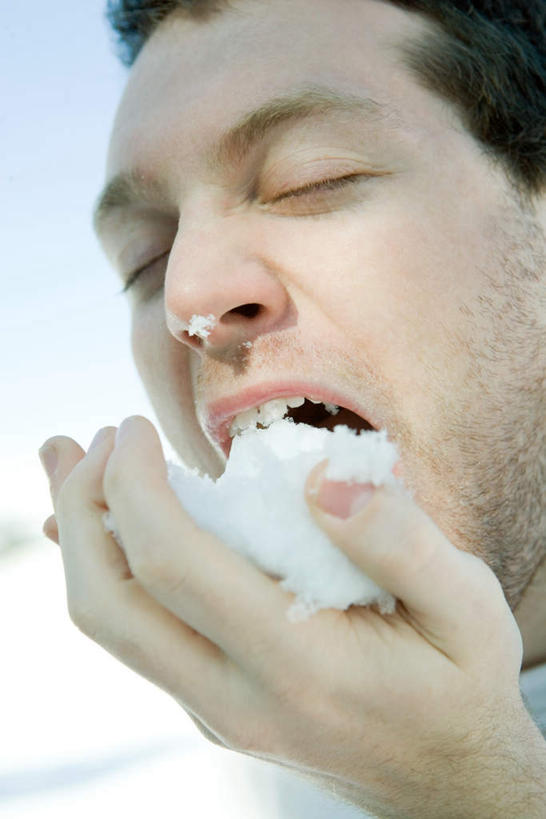 西方人,脸,头,脸颊,一个人,站,闭眼,捧,竖图,室外,特写,白天,正面,雪,大雪,欧洲,欧洲人,仅一个男性,仅一个人,积雪,雪景,冬天,仅一个年轻男性,站着,张嘴,张大嘴巴,男人,男性,年轻男性,白种人,头部,脸部,脸蛋,面部,张开嘴,闭眼睛,闭着眼,闭着眼睛,捧着,站立,半身,彩图