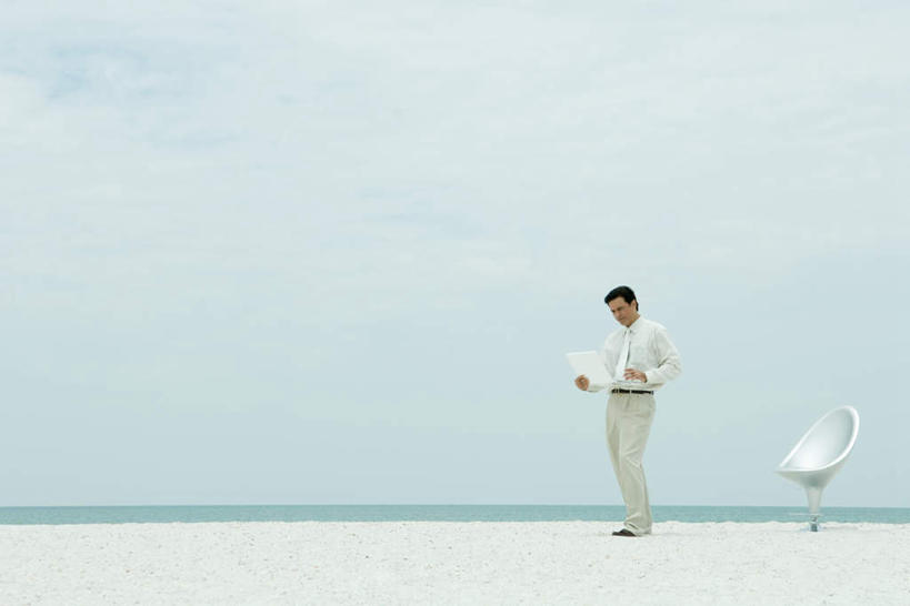 西方人,一个人,站,横图,室外,白天,正面,电脑,笔记本电脑,海浪,海洋,沙滩,椅子,欧洲,欧洲人,仅一个男性,仅一个人,敲打,网络,沙子,海岸,浪花,水平线,辽阔,海平线,沙地,拿,拿着,注视,输入,通讯设备,仅一个年轻男性,蓝色,蓝天,天空,海水,天,打字,观察,看,站着,广阔,观看,一望无际,点击,一台,敲击,察看,无线,关注,通信设备,无线网络,海景,无线上网,便携式电脑,无边无际,一马平川,按键,手提电脑,男人,男性,年轻男性,白种人,大海,风浪,海,海水的波动,海滩,近岸浪,涌浪,站立,彩图,全身,水天相接,水天一线