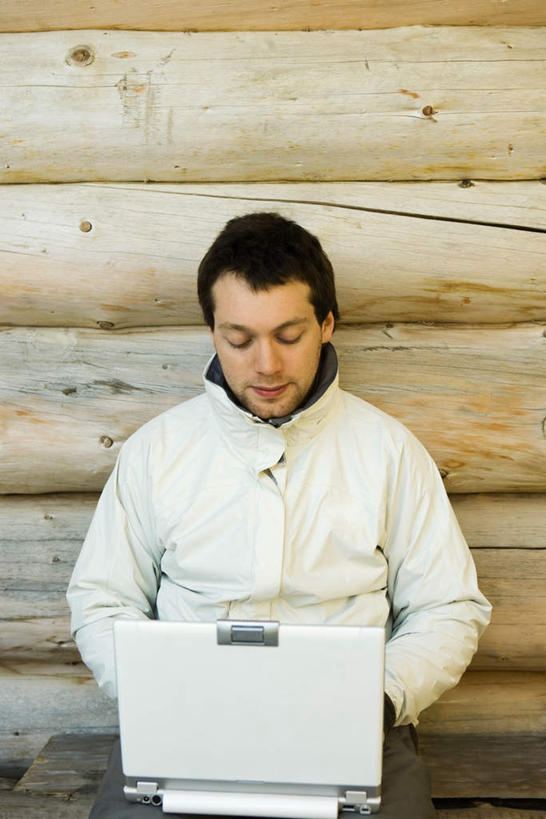 西方人,一个人,竖图,室外,白天,正面,电脑,笔记本电脑,欧洲,欧洲人,仅一个男性,仅一个人,敲打,网络,墙,注视,输入,通讯设备,墙壁,墙面,仅一个年轻男性,打字,低头,点击,一台,敲击,无线,通信设备,无线网络,无线上网,便携式电脑,按键,手提电脑,男人,男性,年轻男性,白种人,半身,彩图