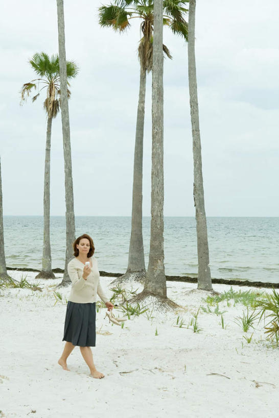 西方人,一个人,站,打电话,竖图,俯视,室外,白天,海浪,海洋,沙滩,植物,电话,手机,欧洲,欧洲人,仅一个年轻女性,仅一个女性,仅一个人,沙子,海岸,浪花,沙地,注视,通讯设备,树,树木,蓝色,绿色,蓝天,天空,自然,海水,天,低头,观察,看,站着,生长,成长,观看,察看,关注,海景,交流,年轻女性,女人,女性,白种人,大海,风浪,海,海水的波动,海滩,近岸浪,涌浪,沟通,通话,站立,彩图,高角度拍摄,全身