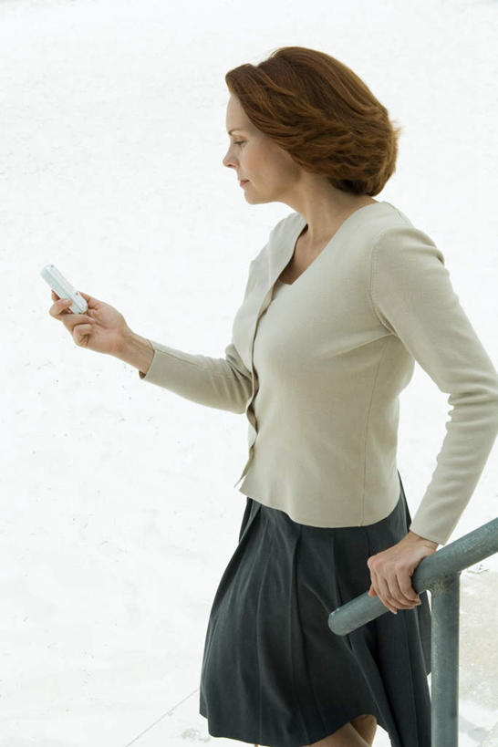 西方人,一个人,栏杆,站,打电话,竖图,俯视,室外,白天,电话,手机,欧洲,欧洲人,仅一个年轻女性,仅一个女性,仅一个人,撑,服装,瓷砖,地砖,围栏,地面,拿,拿着,注视,休闲装,通讯设备,护栏,衣服,观察,看,站着,休闲,休闲服,服饰,观看,察看,撑着,关注,一部,交流,年轻女性,女人,女性,白种人,沟通,通话,站立,半身,彩图,高角度拍摄