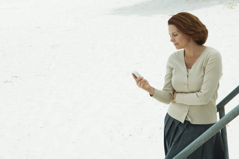 西方人,一个人,栏杆,站,笑,打电话,微笑,横图,俯视,室外,白天,电话,手机,欧洲,欧洲人,仅一个年轻女性,仅一个女性,仅一个人,撑,服装,瓷砖,扶手,地面,拿,拿着,注视,休闲装,通讯设备,护栏,衣服,低头,观察,看,站着,休闲,休闲服,服饰,观看,察看,撑着,关注,一部,交流,年轻女性,女人,女性,白种人,沟通,通话,站立,半身,彩图,高角度拍摄