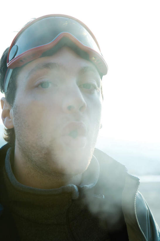 西方人,脸,头,脸颊,一个人,站,竖图,室外,特写,白天,正面,安全,欧洲,欧洲人,仅一个男性,仅一个人,眼镜,防护,注视,仅一个年轻男性,吹,观察,看,站着,张嘴,观看,护目镜,保护,察看,关注,保险,张大嘴巴,保全,周全,安稳,安定,安全防护眼镜,风镜,平安,男人,男性,年轻男性,白种人,头部,脸部,脸蛋,面部,张开嘴,站立,半身,彩图,防护眼镜