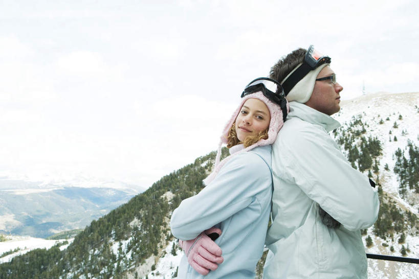 西方人,两个人,夫妻,双手交叉,横图,室外,白天,侧面,爱情,安全,山,山脉,雪,大雪,帽子,欧洲,欧洲人,服装,积雪,山峰,雪景,冬天,山峦,浪漫,依靠,衣服,蓝色,蓝天,天空,群山,天,倚靠,背靠背,温暖,恩爱,背对背,恋人,服饰,羽绒服,保暖,双手抱胸,御寒,冬装,信任,男人,男性,年轻男性,年轻女性,女人,女性,白种人,情侣,半身,彩图,伴侣