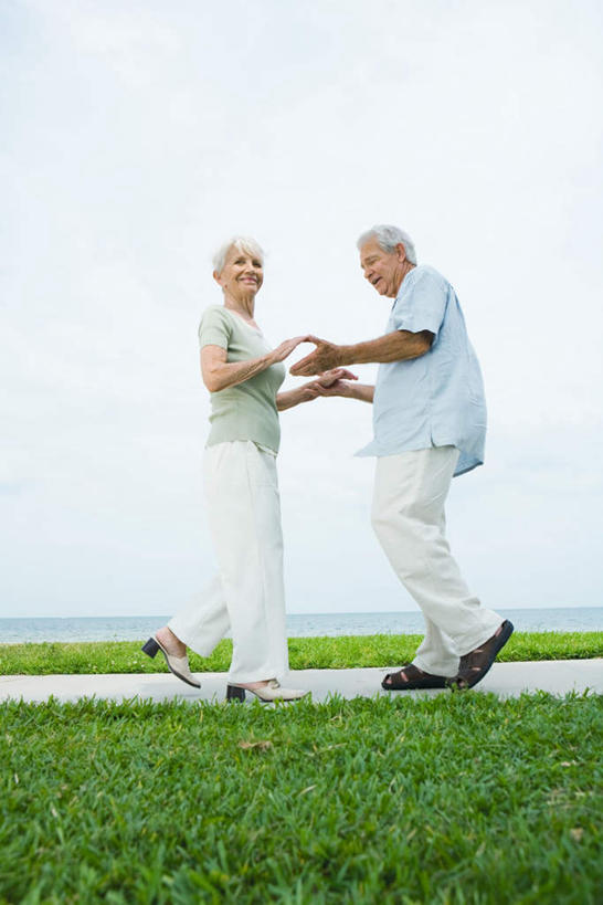 西方人,两个人,夫妻,站,握手,笑,微笑,露齿笑,竖图,室外,白天,侧面,爱情,草地,草坪,植物,欧洲,欧洲人,服装,瓷砖,地砖,地面,浪漫,注视,休闲装,相视,草,衣服,蓝色,绿色,蓝天,天空,天,观察,看,站着,休闲,面对面,休闲服,恩爱,抬脚,恋人,服饰,观看,对视,察看,关注,相对,相看,老年男性,老年女性,男人,男性,女人,女性,白种人,情侣,拉手,手拉手,手握手,站立,彩图,全身,伴侣