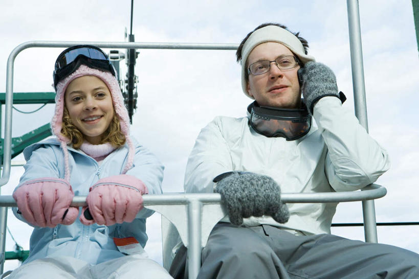 西方人,儿童,两个人,父亲,女儿,坐,举,笑,微笑,露齿笑,横图,室外,白天,正面,纯洁,安全,帽子,欧洲,欧洲人,握,服装,装饰,眼镜,防护,注视,小孩,衣服,蓝色,蓝天,天空,手套,天,观察,看,温暖,父女,父爱,可爱,童年,童趣,握着,服饰,观看,羽绒服,保暖,护目镜,保护,华丽,点缀,察看,御寒,关注,保险,童真,烂漫,无邪,保全,周全,安稳,安定,衬托,美观,雅致,雅观,安全防护眼镜,风镜,冬装,平安,天真,男人,男性,年轻男性,女孩,女人,女性,白种人,坐着,半身,彩图,防护眼镜,女生