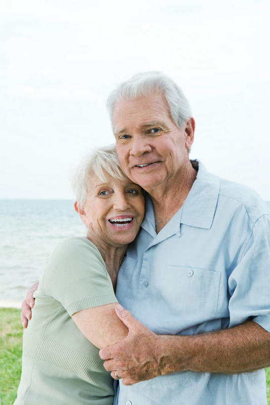 西方人,两个人,夫妻,站,抱,笑,微笑,露齿笑,竖图,室外,白天,正面,爱情,草地,草坪,海浪,海洋,植物,欧洲,欧洲人,服装,浪花,浪漫,注视,休闲装,草,衣服,蓝色,绿色,蓝天,天空,海水,天,观察,看,站着,张嘴,休闲,休闲服,恩爱,恋人,服饰,抱着,观看,察看,搂着,关注,张大嘴巴,海景,老年男性,老年女性,男人,男性,女人,女性,白种人,情侣,大海,风浪,海,海水的波动,近岸浪,涌浪,张开嘴,搂,搂抱,站立,半身,彩图,伴侣