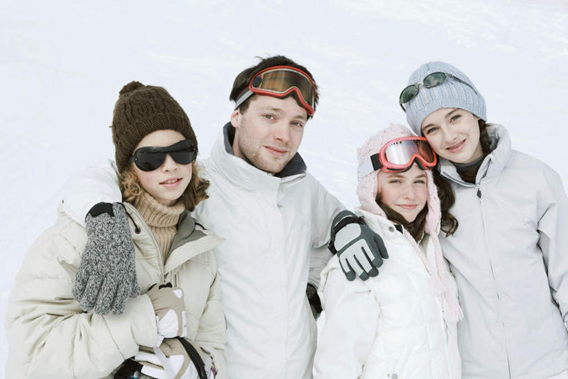 西方人,四个人,伙伴,朋友,站,笑,微笑,露齿笑,横图,室外,白天,正面,友谊,安全,雪,大雪,帽子,欧洲,欧洲人,一排,服装,装饰,眼镜,积雪,雪景,冬天,防护,排列,衣服,天空,手套,围巾,天,站着,温暖,搭,服饰,羽绒服,保暖,护目镜,保护,华丽,点缀,搂着,御寒,队列,保险,保全,周全,安稳,安定,衬托,美观,雅致,雅观,安全防护眼镜,风镜,冬装,平安,友情,男人,男性,年轻男性,年轻女性,女人,女性,白种人,搂,半身,彩图,防护眼镜