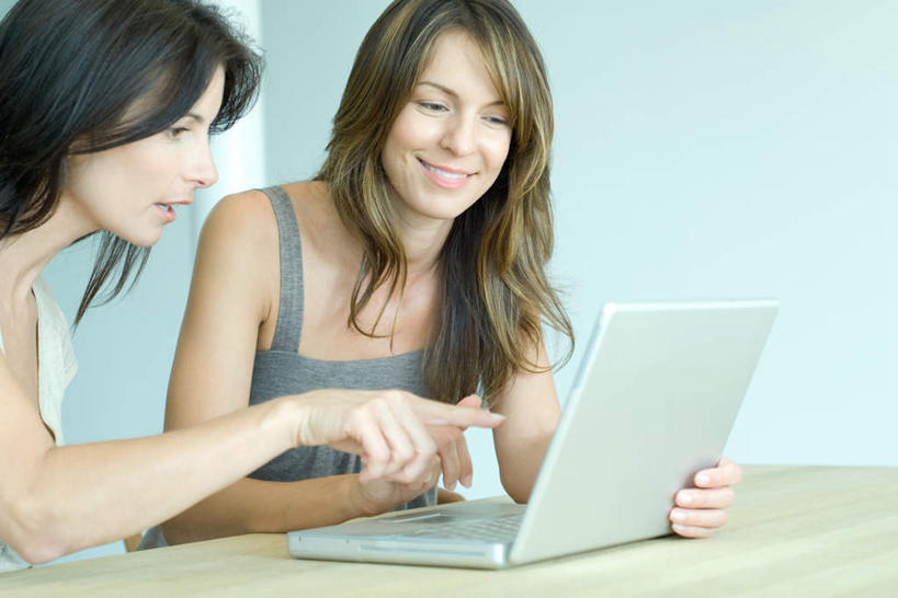 西方人,两个人,伙伴,朋友,坐,笑,微笑,露齿笑,横图,室内,白天,白色背景,正面,友谊,电脑,笔记本电脑,桌子,欧洲,欧洲人,指,服装,网络,办公桌,墙,注视,休闲装,方向,通讯设备,墙壁,墙面,衣服,低头,观察,看,手势,休闲,休闲服,摄影,服饰,影棚,观看,一台,察看,无线,指向,关注,通信设备,无线网络,无线上网,便携式电脑,友情,手提电脑,年轻女性,女人,女性,白种人,坐着,半身,彩图,影棚拍摄,拍摄