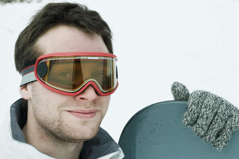 西方人,脸,头,脸颊,一个人,站,笑,微笑,横图,室外,特写,白天,正面,安全,雪,大雪,欧洲,欧洲人,仅一个男性,仅一个人,服装,装饰,眼镜,积雪,雪景,冬天,防护,拿,拿着,注视,仅一个年轻男性,衣服,手套,观察,看,站着,温暖,服饰,观看,羽绒服,保暖,护目镜,保护,华丽,滑雪板,点缀,察看,御寒,关注,保险,保全,周全,安稳,安定,衬托,美观,雅致,雅观,安全防护眼镜,风镜,冬装,平安,男人,男性,年轻男性,白种人,头部,脸部,脸蛋,面部,站立,半身,彩图,防护眼镜