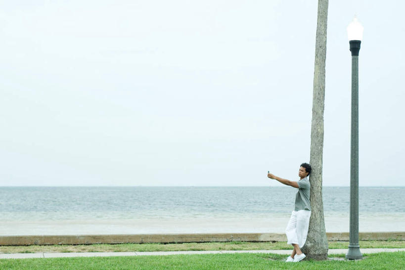 西方人,一个人,站,打电话,横图,室外,白天,侧面,草地,草坪,海浪,海洋,沙滩,植物,电话,手机,欧洲,欧洲人,仅一个男性,仅一个人,服装,沙子,海岸,浪花,水平线,辽阔,海平线,沙地,两颗,注视,休闲装,通讯设备,草,树,树木,仅一个年轻男性,拍照,衣服,蓝色,绿色,蓝天,天空,自然,海水,天,低头,观察,看,靠,站着,休闲,广阔,休闲服,服饰,生长,成长,观看,一望无际,察看,关注,海景,一部,无边无际,一马平川,交流,男人,男性,年轻男性,白种人,大海,风浪,海,海水的波动,海滩,近岸浪,涌浪,沟通,通话,站立,彩图,全身,水天相接,水天一线