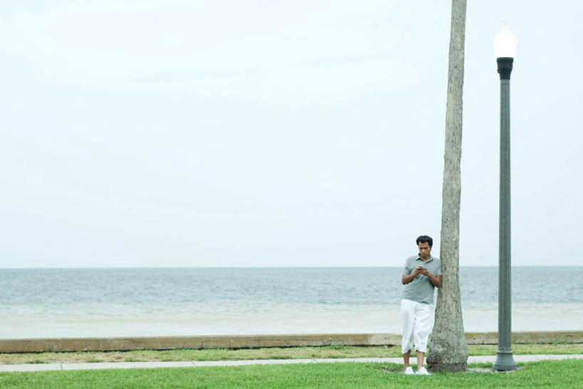 西方人,一个人,站,打电话,横图,室外,白天,正面,草地,草坪,海浪,海洋,沙滩,植物,电话,手机,欧洲,欧洲人,仅一个男性,仅一个人,服装,沙子,海岸,浪花,水平线,辽阔,海平线,沙地,两颗,拿,拿着,注视,休闲装,通讯设备,草,树,树木,仅一个年轻男性,衣服,蓝色,绿色,蓝天,天空,自然,海水,天,低头,观察,看,靠,站着,休闲,广阔,休闲服,服饰,生长,成长,观看,一望无际,察看,关注,海景,一部,无边无际,一马平川,交流,男人,男性,年轻男性,白种人,大海,风浪,海,海水的波动,海滩,近岸浪,涌浪,沟通,通话,站立,彩图,全身,水天相接,水天一线