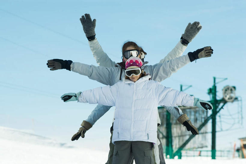 西方人,四个人,伙伴,朋友,站,伸展双臂,横图,室外,白天,正面,友谊,安全,雪,大雪,帽子,欧洲,欧洲人,一排,阴影,服装,装饰,光线,眼镜,影子,积雪,雪景,冬天,防护,排列,衣服,天空,阳光,手套,围巾,天,站着,温暖,服饰,羽绒服,保暖,护目镜,保护,华丽,点缀,御寒,队列,保险,保全,周全,安稳,安定,衬托,美观,雅致,雅观,安全防护眼镜,风镜,冬装,平安,友情,男人,男性,年轻男性,年轻女性,女人,女性,白种人,敞开双臂,伸开双臂,展开双肩,张开手臂,张开双臂,彩图,全身,防护眼镜