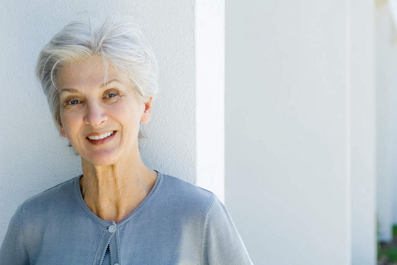 西方人,一个人,站,笑,微笑,露齿笑,横图,室外,特写,白天,正面,窗户,欧洲,欧洲人,仅一个女性,仅一个人,服装,墙,注视,休闲装,玻璃窗,墙壁,墙面,衣服,观察,看,靠,站着,张嘴,休闲,休闲服,服饰,仅一个老年女性,观看,察看,关注,张大嘴巴,老年女性,女人,女性,白种人,张开嘴,站立,半身,彩图