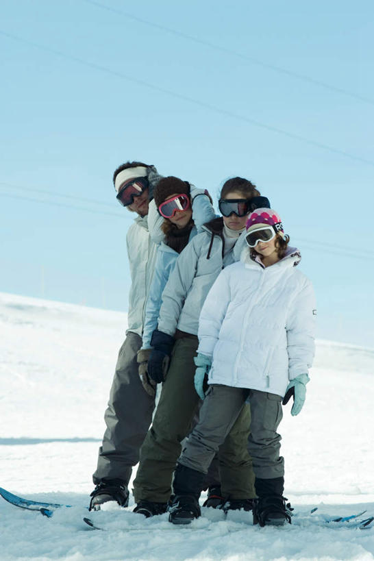 西方人,四个人,伙伴,朋友,站,竖图,室外,白天,正面,友谊,安全,雪,大雪,帽子,欧洲,欧洲人,一排,阴影,服装,装饰,光线,眼镜,影子,积雪,雪景,冬天,防护,排列,衣服,天空,阳光,手套,围巾,天,站着,温暖,服饰,羽绒服,保暖,护目镜,保护,华丽,点缀,搂着,御寒,队列,保险,保全,周全,安稳,安定,衬托,美观,雅致,雅观,安全防护眼镜,风镜,冬装,平安,友情,男人,男性,年轻男性,年轻女性,女人,女性,白种人,搂,彩图,全身,防护眼镜