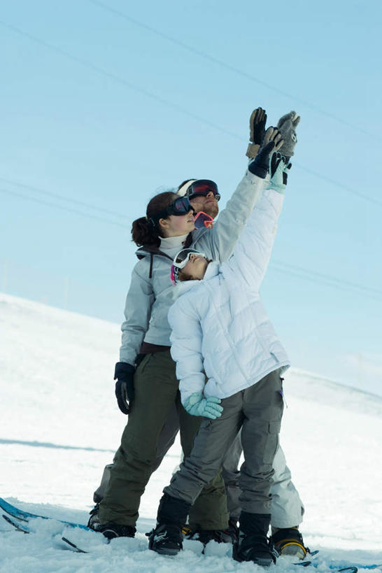 西方人,三个人,伙伴,朋友,站,竖图,室外,白天,正面,友谊,安全,雪,大雪,帽子,欧洲,欧洲人,指,阴影,服装,装饰,光线,眼镜,影子,积雪,雪景,冬天,防护,注视,方向,衣服,天空,阳光,手套,围巾,天,看,手势,站着,温暖,服饰,羽绒服,保暖,护目镜,保护,华丽,点缀,指向,御寒,关注,保险,保全,周全,安稳,安定,衬托,美观,雅致,雅观,安全防护眼镜,风镜,冬装,平安,友情,男人,男性,年轻男性,年轻女性,女人,女性,白种人,抬头,仰头,彩图,全身,防护眼镜