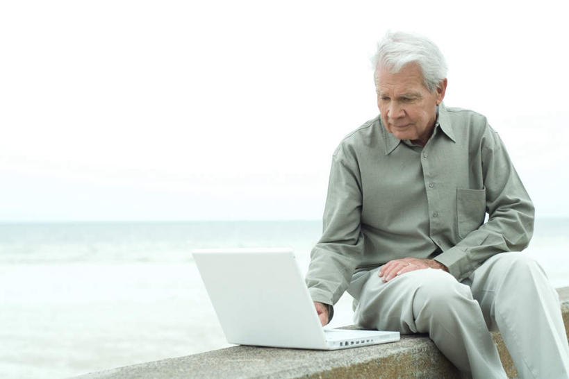 西方人,一个人,坐,横图,室外,白天,正面,电脑,笔记本电脑,海浪,海洋,欧洲,欧洲人,仅一个男性,仅一个人,敲打,服装,网络,浪花,注视,休闲装,输入,通讯设备,衣服,蓝色,蓝天,天空,海水,天,打字,低头,观察,看,仅一个老年男性,休闲,休闲服,服饰,观看,点击,一台,敲击,察看,无线,关注,通信设备,无线网络,海景,无线上网,便携式电脑,按键,手提电脑,老年男性,男人,男性,白种人,大海,风浪,海,海水的波动,近岸浪,涌浪,坐着,半身,彩图