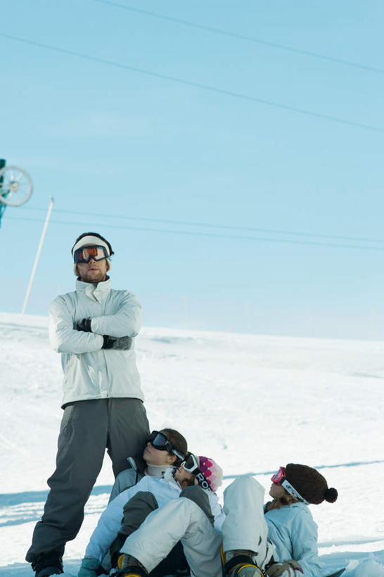 西方人,四个人,伙伴,朋友,站,躺,竖图,室外,白天,正面,友谊,安全,雪,大雪,帽子,欧洲,欧洲人,撑,阴影,服装,装饰,光线,眼镜,影子,积雪,雪景,冬天,防护,注视,衣服,天空,阳光,手套,围巾,天,观察,看,站着,温暖,服饰,观看,羽绒服,保暖,护目镜,保护,华丽,点缀,察看,撑着,御寒,关注,保险,保全,周全,安稳,安定,衬托,美观,雅致,雅观,安全防护眼镜,风镜,卧着,冬装,平安,友情,男人,男性,年轻男性,年轻女性,女人,女性,白种人,抬头,躺着,卧,仰头,半身,彩图,防护眼镜