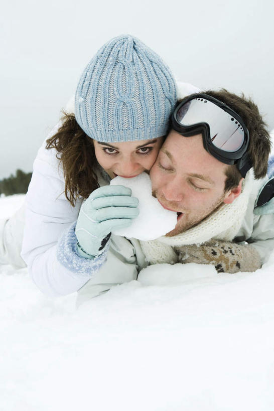 西方人,两个人,夫妻,闭眼,吃,竖图,室外,白天,正面,爱情,安全,雪,植物,大雪,帽子,欧洲,欧洲人,服装,眼镜,积雪,雪景,冬天,防护,浪漫,拿,拿着,树,树木,衣服,蓝色,绿色,蓝天,天空,自然,天,趴着,温暖,恩爱,恋人,服饰,生长,成长,羽绒服,保暖,护目镜,保护,御寒,保险,保全,周全,安稳,安定,安全防护眼镜,风镜,冬装,平安,男人,男性,年轻男性,年轻女性,女人,女性,白种人,情侣,闭眼睛,闭着眼,闭着眼睛,嚼,趴,食,半身,彩图,伴侣,防护眼镜