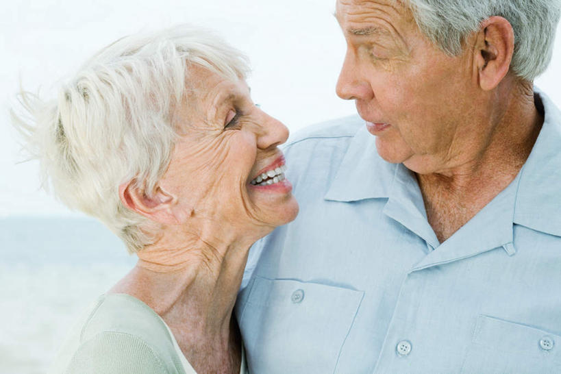 西方人,两个人,夫妻,站,抱,笑,微笑,露齿笑,横图,室外,特写,白天,正面,爱情,海浪,海洋,欧洲,欧洲人,服装,浪花,浪漫,注视,休闲装,相视,衣服,蓝色,蓝天,天空,海水,天,观察,看,站着,休闲,面对面,休闲服,恩爱,恋人,服饰,抱着,观看,对视,察看,搂着,关注,相对,海景,相看,老年男性,老年女性,男人,男性,女人,女性,白种人,情侣,大海,风浪,海,海水的波动,近岸浪,涌浪,搂,站立,半身,彩图,伴侣