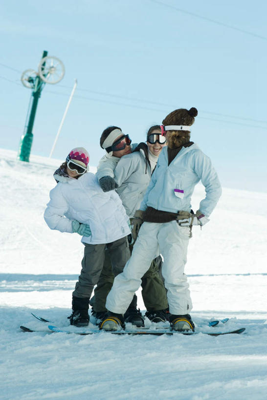 西方人,四个人,伙伴,朋友,站,竖图,室外,白天,友谊,安全,雪,大雪,帽子,欧洲,欧洲人,阴影,服装,装饰,光线,眼镜,影子,积雪,雪景,冬天,防护,注视,手叉腰,背面,衣服,天空,阳光,手套,围巾,天,叉腰,看,弯,站着,转头,温暖,服饰,羽绒服,保暖,护目镜,保护,华丽,点缀,双手叉腰,御寒,保险,保全,周全,安稳,安定,衬托,美观,雅致,雅观,安全防护眼镜,风镜,冬装,平安,友情,男人,男性,年轻男性,年轻女性,女人,女性,白种人,彩图,全身,防护眼镜