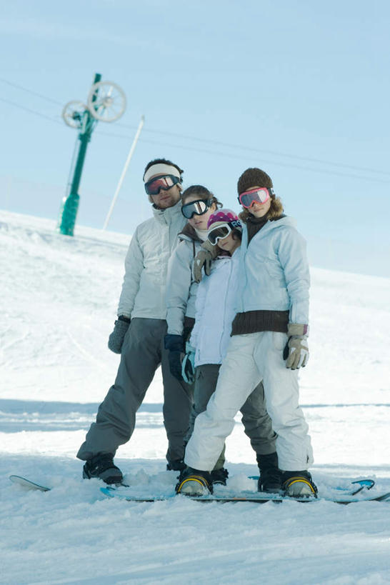 西方人,四个人,伙伴,朋友,站,竖图,室外,白天,正面,友谊,安全,雪,大雪,帽子,欧洲,欧洲人,一排,阴影,服装,装饰,光线,眼镜,影子,积雪,雪景,冬天,防护,排列,衣服,天空,阳光,手套,围巾,天,低头,靠,站着,温暖,服饰,羽绒服,保暖,护目镜,保护,华丽,点缀,御寒,队列,保险,保全,周全,安稳,安定,衬托,美观,雅致,雅观,安全防护眼镜,风镜,冬装,平安,友情,男人,男性,年轻男性,年轻女性,女人,女性,白种人,彩图,全身,防护眼镜