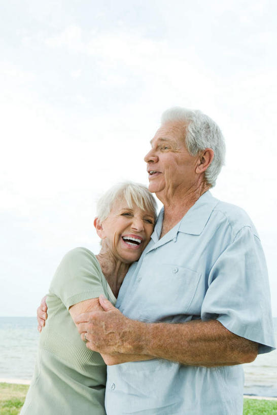 西方人,两个人,夫妻,站,抱,笑,微笑,露齿笑,竖图,室外,白天,正面,爱情,草地,草坪,海浪,海洋,植物,欧洲,欧洲人,服装,浪花,浪漫,注视,休闲装,草,衣服,蓝色,绿色,蓝天,天空,海水,天,观察,看,站着,休闲,休闲服,恩爱,恋人,服饰,抱着,观看,察看,搂着,关注,海景,老年男性,老年女性,男人,男性,女人,女性,白种人,情侣,大海,风浪,海,海水的波动,近岸浪,涌浪,怀抱,搂,搂抱,相抱,拥抱,站立,半身,彩图,伴侣