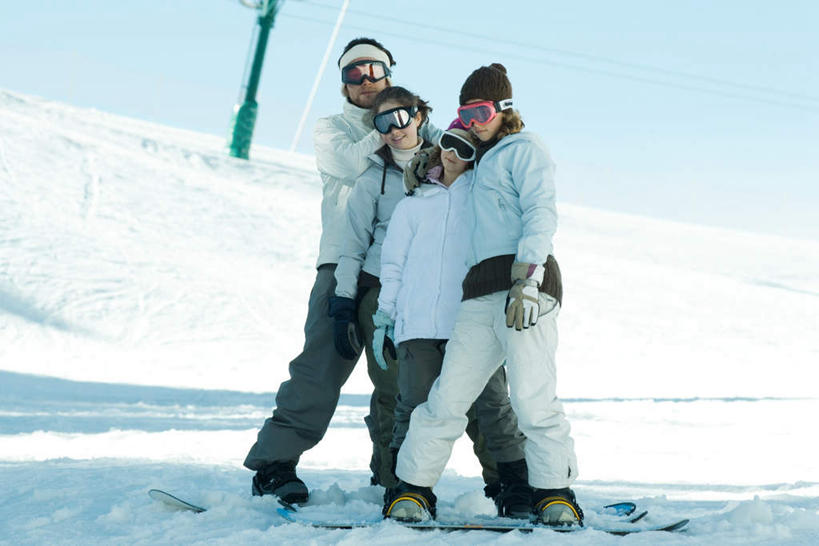 西方人,四个人,伙伴,朋友,站,横图,室外,白天,正面,友谊,安全,雪,大雪,帽子,欧洲,欧洲人,一排,阴影,服装,装饰,光线,眼镜,影子,积雪,雪景,冬天,防护,排列,衣服,天空,阳光,手套,围巾,天,低头,靠,站着,温暖,服饰,羽绒服,保暖,护目镜,保护,华丽,点缀,御寒,队列,保险,保全,周全,安稳,安定,衬托,美观,雅致,雅观,安全防护眼镜,风镜,冬装,平安,友情,男人,男性,年轻男性,年轻女性,女人,女性,白种人,彩图,全身,防护眼镜