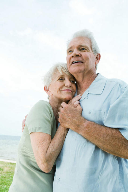 西方人,两个人,夫妻,站,握手,笑,微笑,露齿笑,竖图,室外,白天,仰视,爱情,草地,草坪,海浪,海洋,植物,欧洲,欧洲人,服装,浪花,浪漫,注视,休闲装,草,衣服,蓝色,绿色,蓝天,天空,海水,天,观察,看,站着,休闲,温暖,休闲服,恩爱,恋人,服饰,观看,羽绒服,保暖,察看,御寒,关注,海景,冬装,老年男性,老年女性,男人,男性,女人,女性,白种人,情侣,大海,风浪,海,海水的波动,近岸浪,涌浪,拉手,手拉手,手握手,抬头,仰头,站立,半身,彩图,低角度拍摄,伴侣